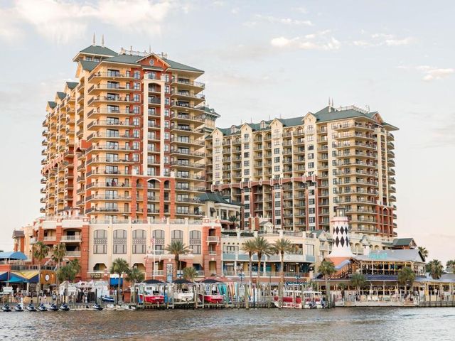 Harbor Suites at Harborwalk Village — 200 m away from Destin Harbor Fort Walton Beach