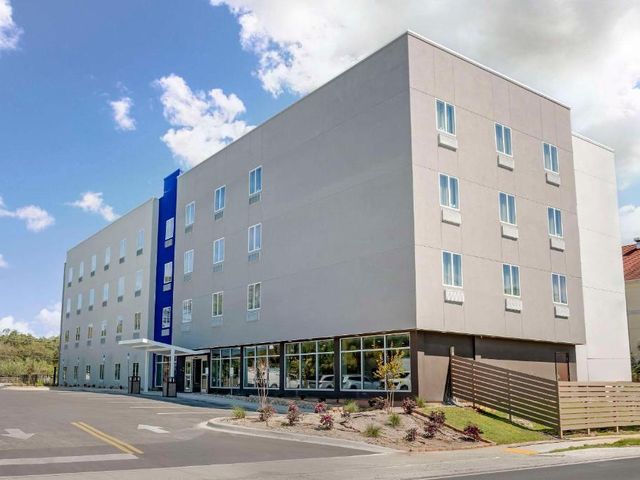 Sleep Inn & Suites Fort Walton Beach - Destin West — 1.6 km away from Fort Walton Beach Boardwalk