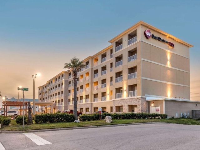 Best Western Plus Galveston Suites — 2.1 km away from Moody Gardens Galveston