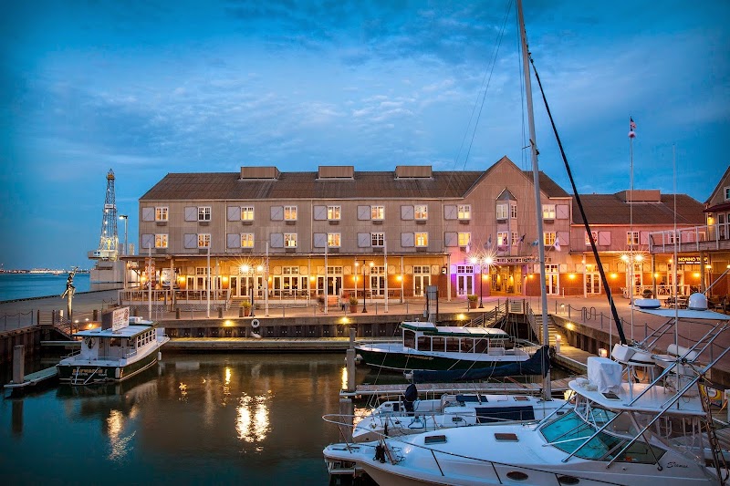 Harbor House Hotel and Marina at Pier 21 — Pier 21 District