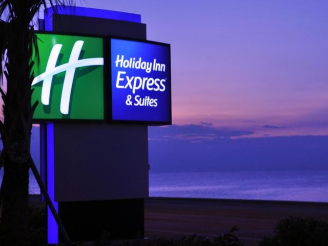 Holiday Inn Express & Suites Galveston West-Seawall by IHG — 2.2 km away from Moody Gardens Galveston