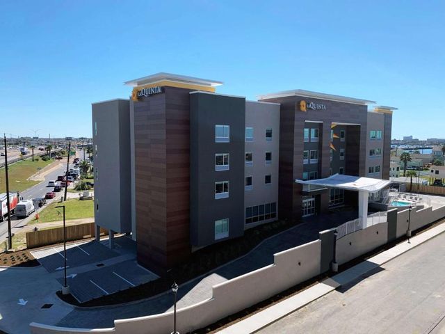 La Quinta Inn & Suites by Wyndham Galveston North at I-45 — 2 km away from Moody Gardens Galveston