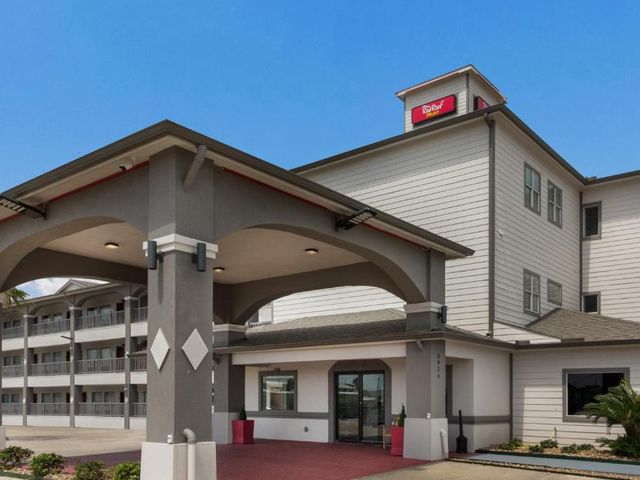 Red Roof Inn PLUS + Galveston - Beachfront — 1.8 km away from Galveston Pleasure Pier
