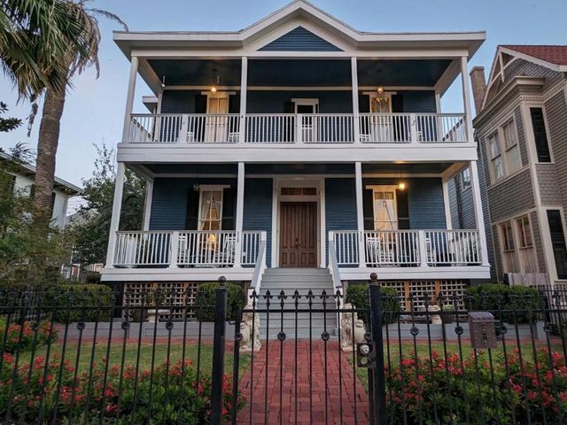The 1890 Freeman House — 800 m away from The Strand Historic District Galveston