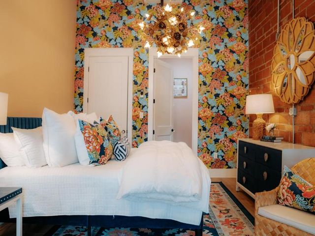 The Pink Room Luxury Boutique Escape One Mile to the Beach Near Cruise Ports — 1.8 km away from Galveston Pleasure Pier