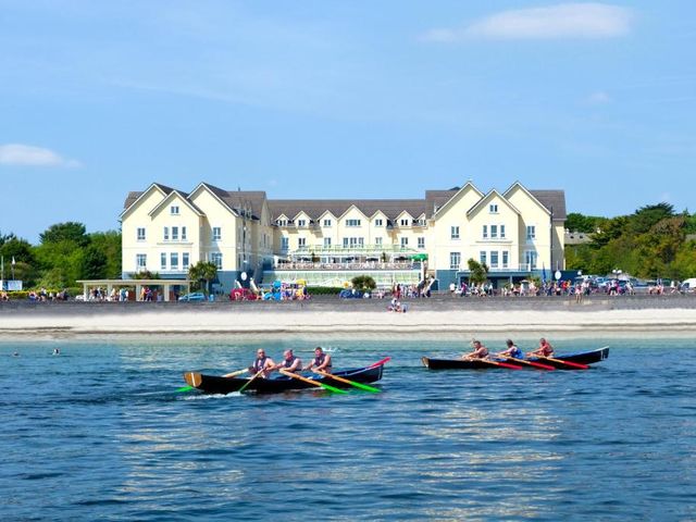 Galway Bay Hotel Conference & Leisure Centre — 700 m away from Salthill Promenade Galway