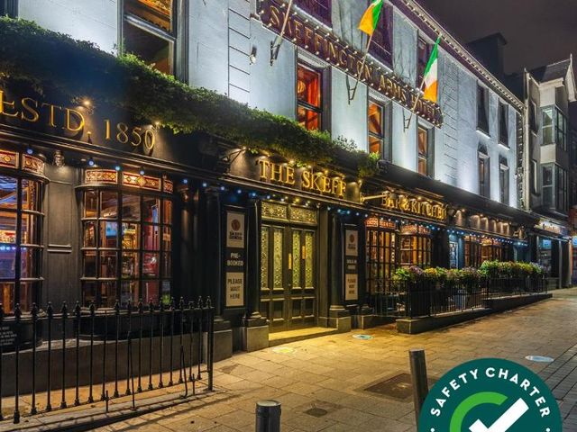 Skeffington Arms Hotel — 500 m away from Galway Spanish Arch