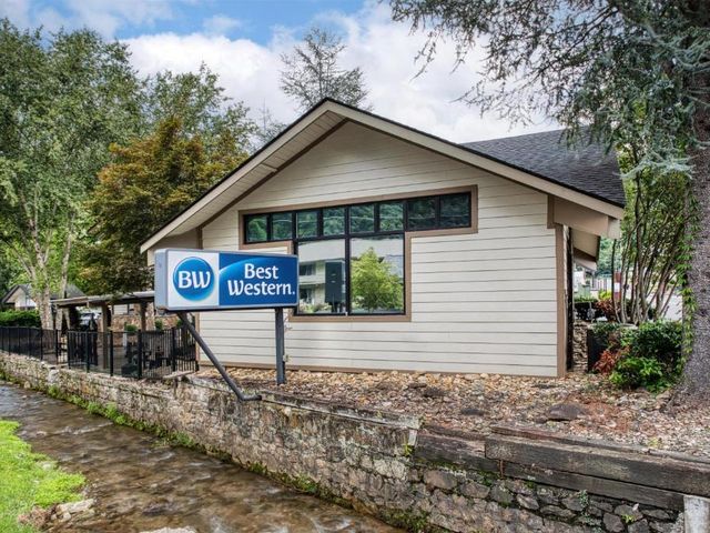 Best Western Johnson's Inn Downtown Gatlinburg — 450 m away from Gatlinburg Space Needle