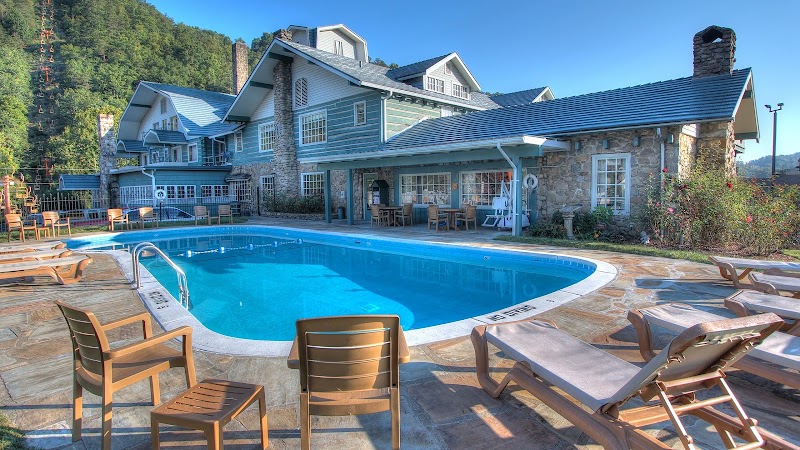 Gatlinburg Inn — Downtown Parkway (heart of the strip)