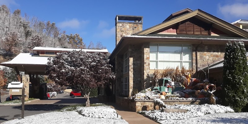 Greystone Lodge on the River — River Road (walkable to Ripley’s Aquarium/downtown)