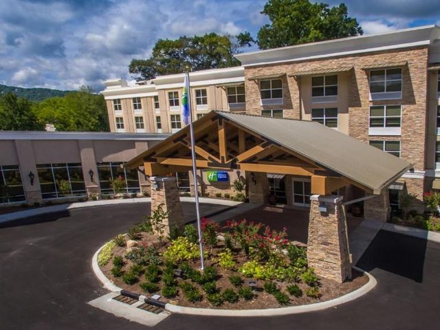 Holiday Inn Express Gatlinburg Downtown by IHG — 350 m away from Gatlinburg Space Needle