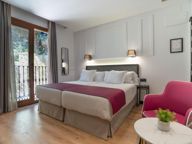 Hotel Boutique Puerta de las Granadas — 500 m away from Alhambra Palace