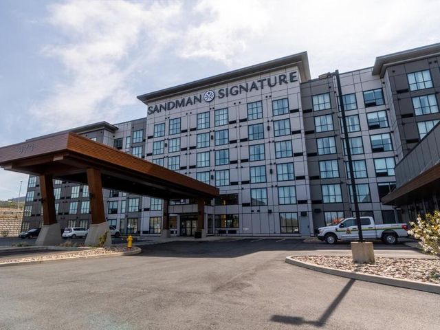 Sandman Signature Dartmouth Hotel & Suites — 19.6 km from the airport