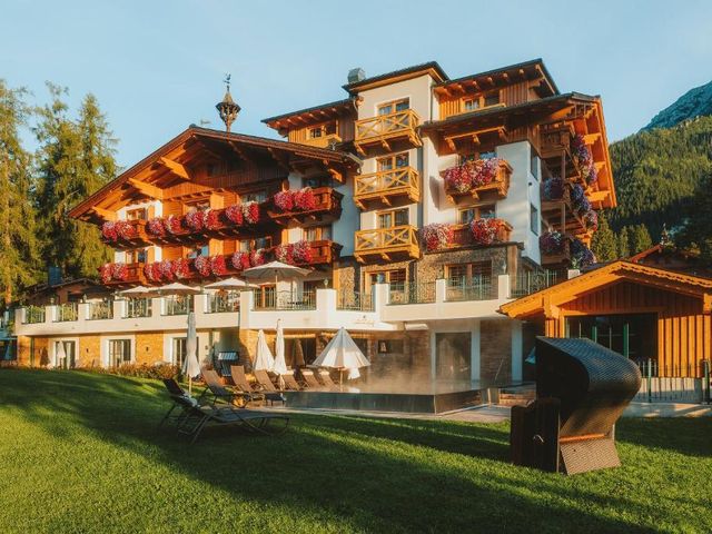 Hotel Lindenhof — 6 km away from Dachstein Ice Caves from Hallstatt