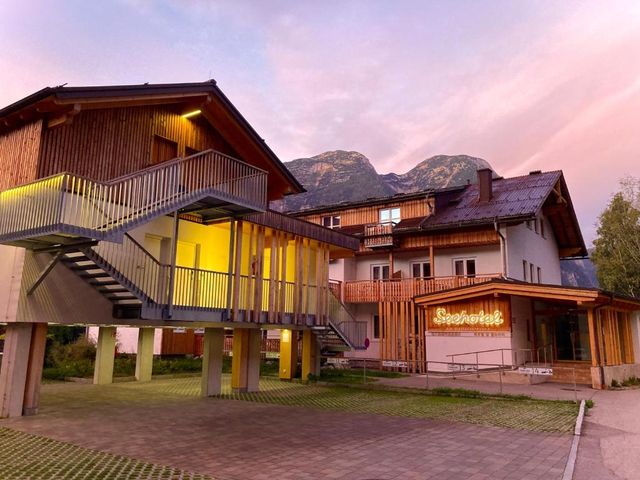 Seehotel am Hallstättersee modern rooms with AC — 2.7 km away from Hallstatt Skywalk