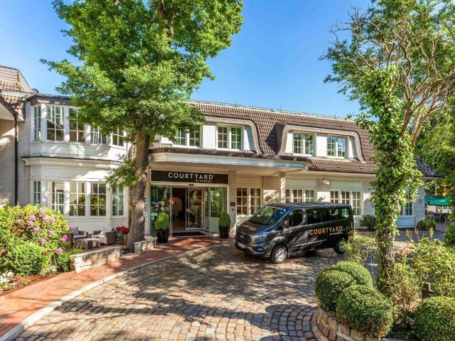 Courtyard by Marriott Hamburg Airport — 900 m from the airport
