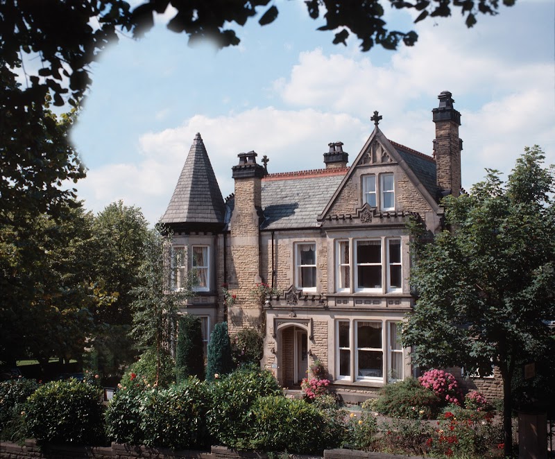 Ascot House Hotel Harrogate — Harrogate HG1 5HJ