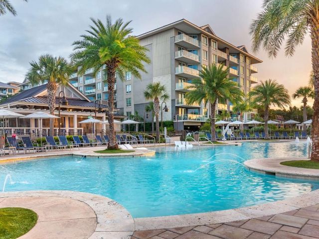 Hilton Grand Vacations Club Ocean Oak Resort Hilton Head — 3.3 km away from Hilton Head Beach
