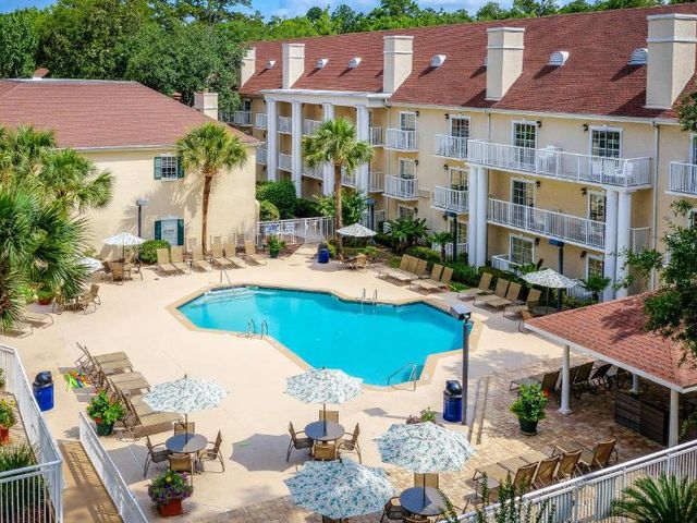 Palmera Inn and Suites — 1.7 km away from Hilton Head Beach