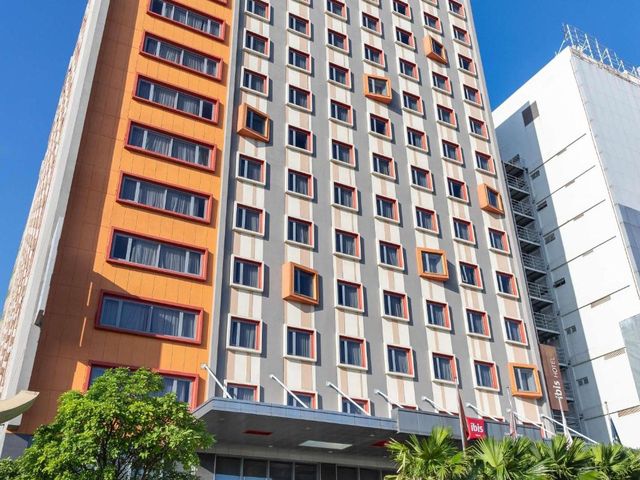 Ibis Saigon Airport — 1.7 km from the airport