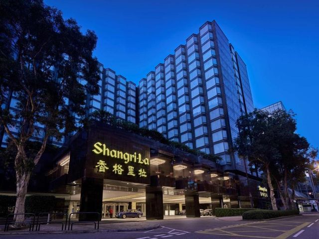 Kowloon Shangri-La, Hong Kong — 100 m away from Tsim Sha Tsui Promenade