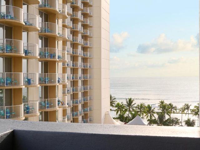 Hotel Renew — 2.5 km away from Diamond Head