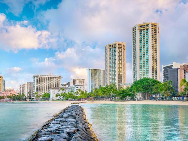 Hyatt Regency Waikiki Beach Resort & Spa — 200 m away from Waikiki Beach