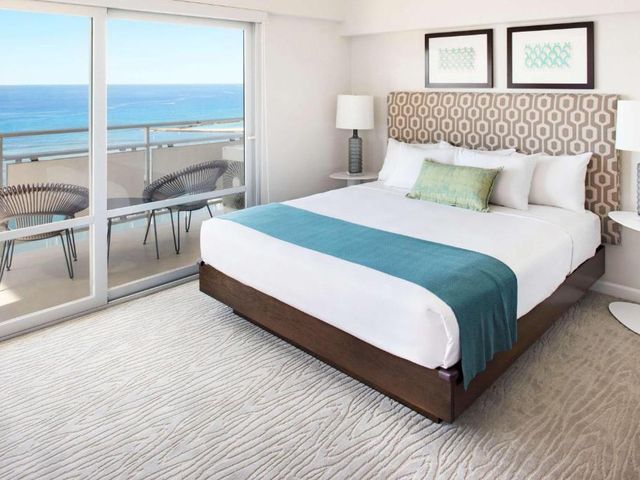 Ilikai Hotel & Luxury Suites — 600 m away from Hawaii Convention Center
