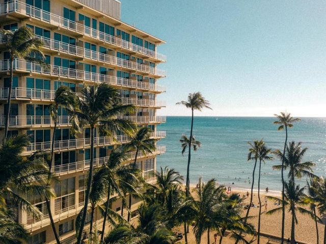 Kaimana Beach Hotel — 1.6 km away from Diamond Head