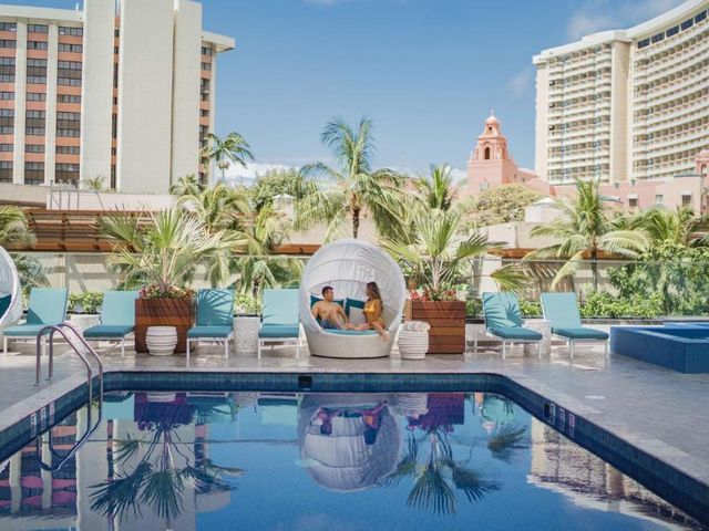 OUTRIGGER Waikiki Beachcomber Hotel — 200 m away from Waikiki Beach
