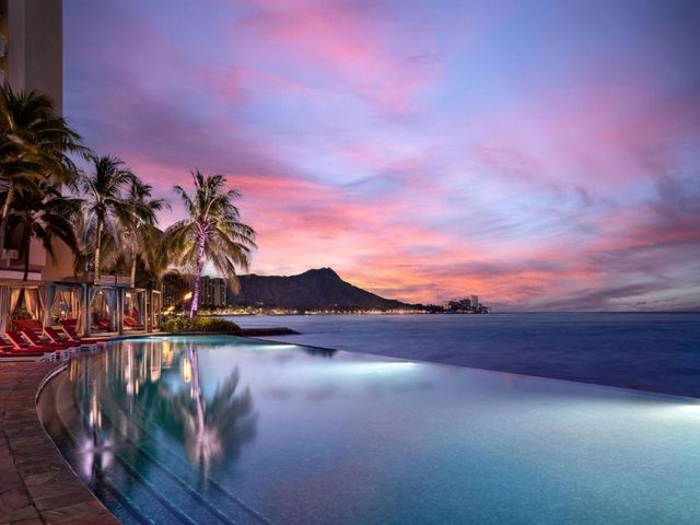 Sheraton Waikiki Beach Resort — 300 m away from Waikiki Beach