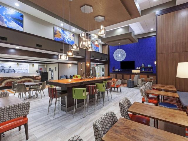 Hampton Inn & Suites Houston-Bush Intercontinental Airport — 3.6 km from the airport