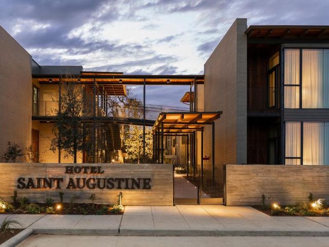 Hotel Saint Augustine — 1.7 km away from Houston Museum of Natural Science