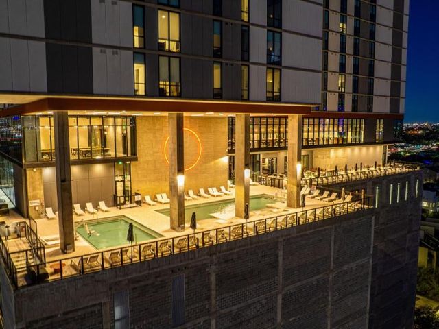 Sentral Forme Houston — 500 m away from Houston Museum of Natural Science