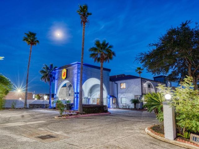 Super 8 by Wyndham Houston Webster NASA — 1.3 km away from Houston Space Center