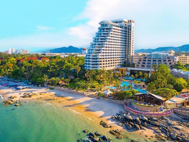 Hilton Hua Hin Resort & Spa — 350 m away from Hua Hin Beach