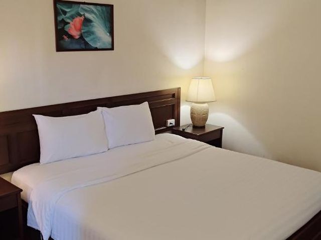 Puangpen Villa Hotel — 250 m away from Hua Hin Beach