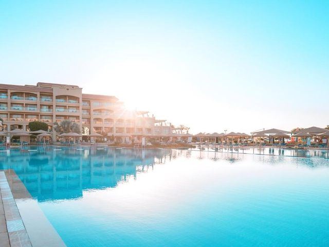 Pickalbatros White Beach Resort - Hurghada — 2.7 km from the airport