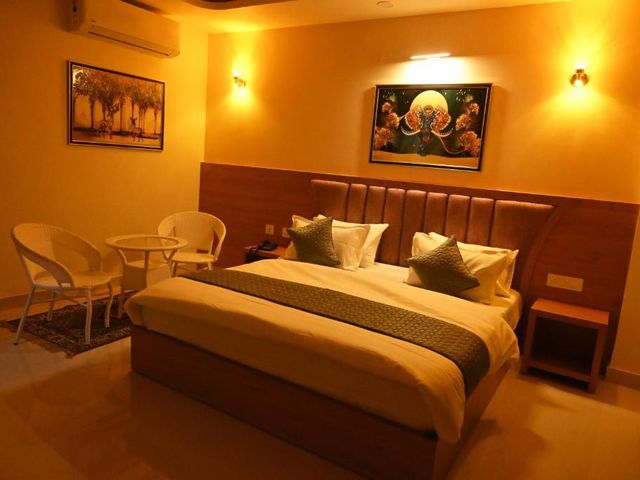 Hotel Om Elite Stay — 1.1 km from the airport