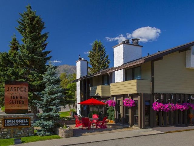 Jasper Inn & Suites by INNhotels — 44.2 km away from Maligne Lake Jasper