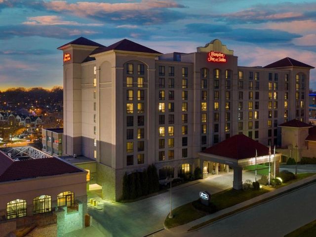 Hampton Inn & Suites Country Club Plaza — 2.1 km away from University of Missouri-Kansas City