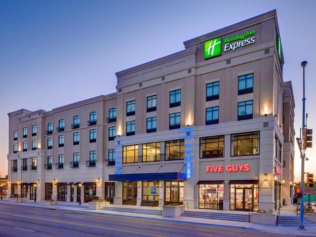 Holiday Inn Express & Suites - Kansas City KU Medical Center by IHG — 2.5 km away from Country Club Plaza