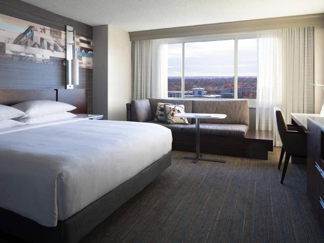 Kansas City Marriott Country Club Plaza — 8.8 km away from GEHA Field at Arrowhead Stadium
