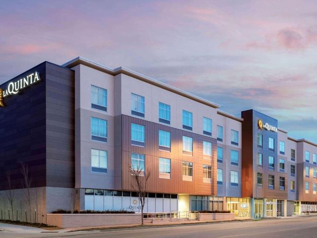 La Quinta Inn & Suites by Wyndham Kansas City Beacon Hill — 8.4 km away from GEHA Field at Arrowhead Stadium