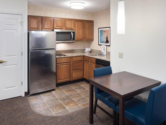 Residence Inn Kansas City Country Club Plaza — 1.7 km away from University of Missouri-Kansas City