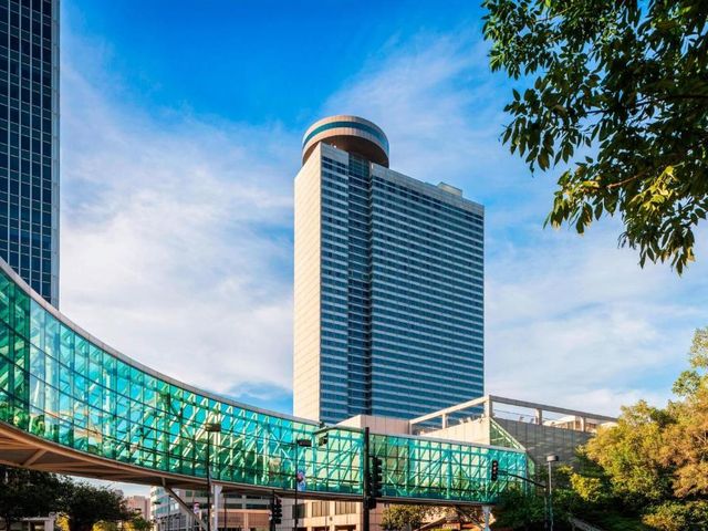 Sheraton Kansas City Hotel at Crown Center — 9.2 km away from GEHA Field at Arrowhead Stadium