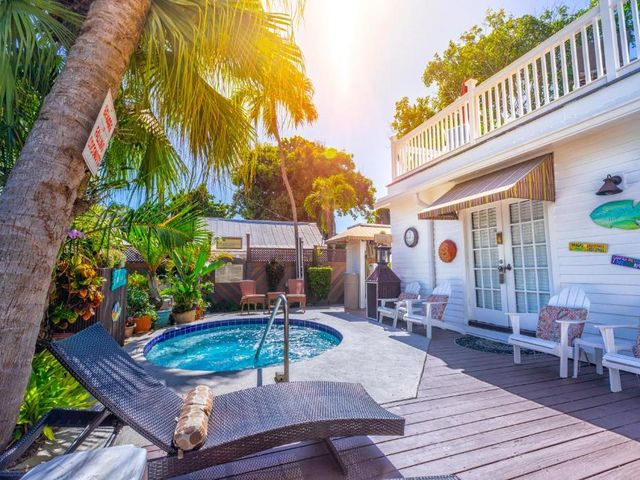 Seascape Tropical Inn — 250 m away from Duval Street Key West