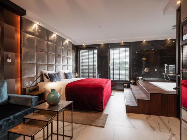 Art Suites Boutique Hotel - Krakow Center — 350 m away from Wolves Summit