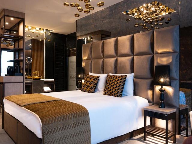Art Suites Luxury Hotel — 400 m away from Wolves Summit