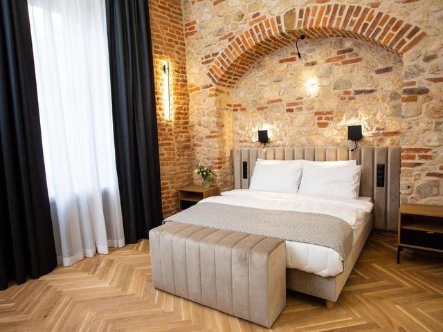HOTEL TEATR — 700 m away from University Hospital Krakow